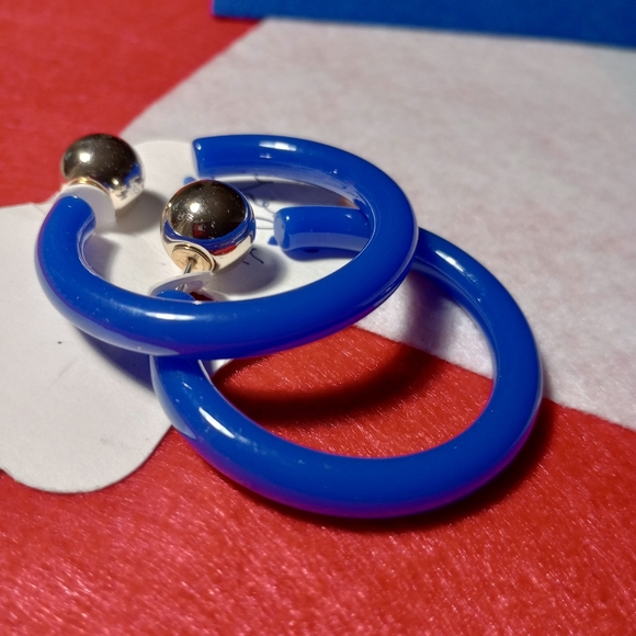 Très Bleu per la mer Earrings 2" Blue Acrylic Hoop AND 8" White Resin Bangle - Picture 7 of 8